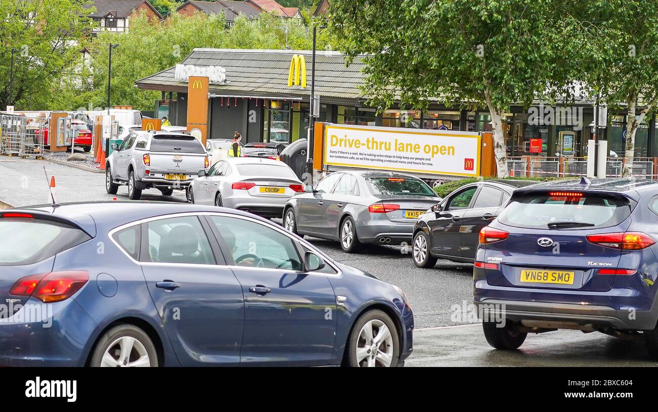 Am Donnerstag, den 4. Juni, gab es in der Worcestershire-Stadt Kidderminster während des ganzen Tages große Verkehrsprobleme, da McDonald's Restaurants den Worcester Road Drive-Thru wiedereröffneten. Der Verkehr stand in der Schlange, um die Fahrbahnen von McDonald's zu blockieren und den Hauptverkehrskreisel der A449 zu stören. Während die Beschränkungen der Sperrung Großbritanniens allmählich sinken, sehen wir, wie die Nation verzweifelt unfähig scheint, ohne ihren Big Mac und ihre Pommes zu überleben! Bild: Lee Hudson Stockfoto