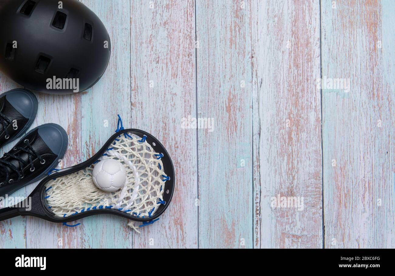 Nahaufnahme Von Lacrosse Equipment Auf Holzhintergrund. Lacquer Team Konzept. Stockfoto