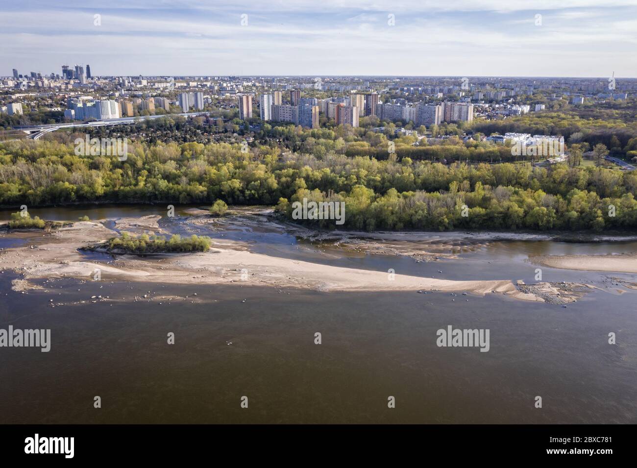 Luftaufnahme der Weichsel während der Dürreperiode in Warschau, Polen Stockfoto