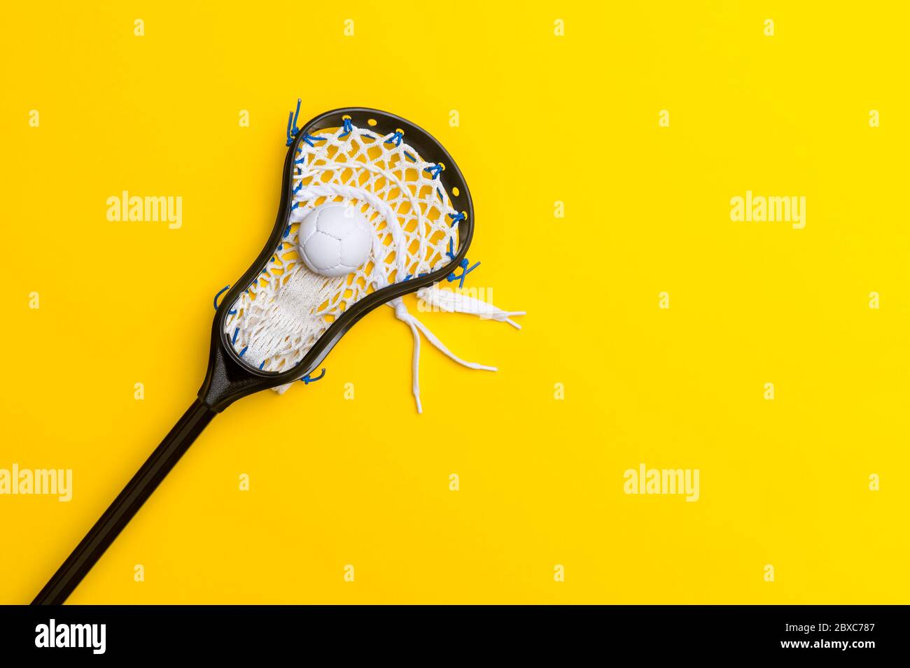 Nahaufnahme Von Lacrosse Equipment Auf Gelbem Hintergrund. Laquer ist ein Mannschaftssport Stockfoto