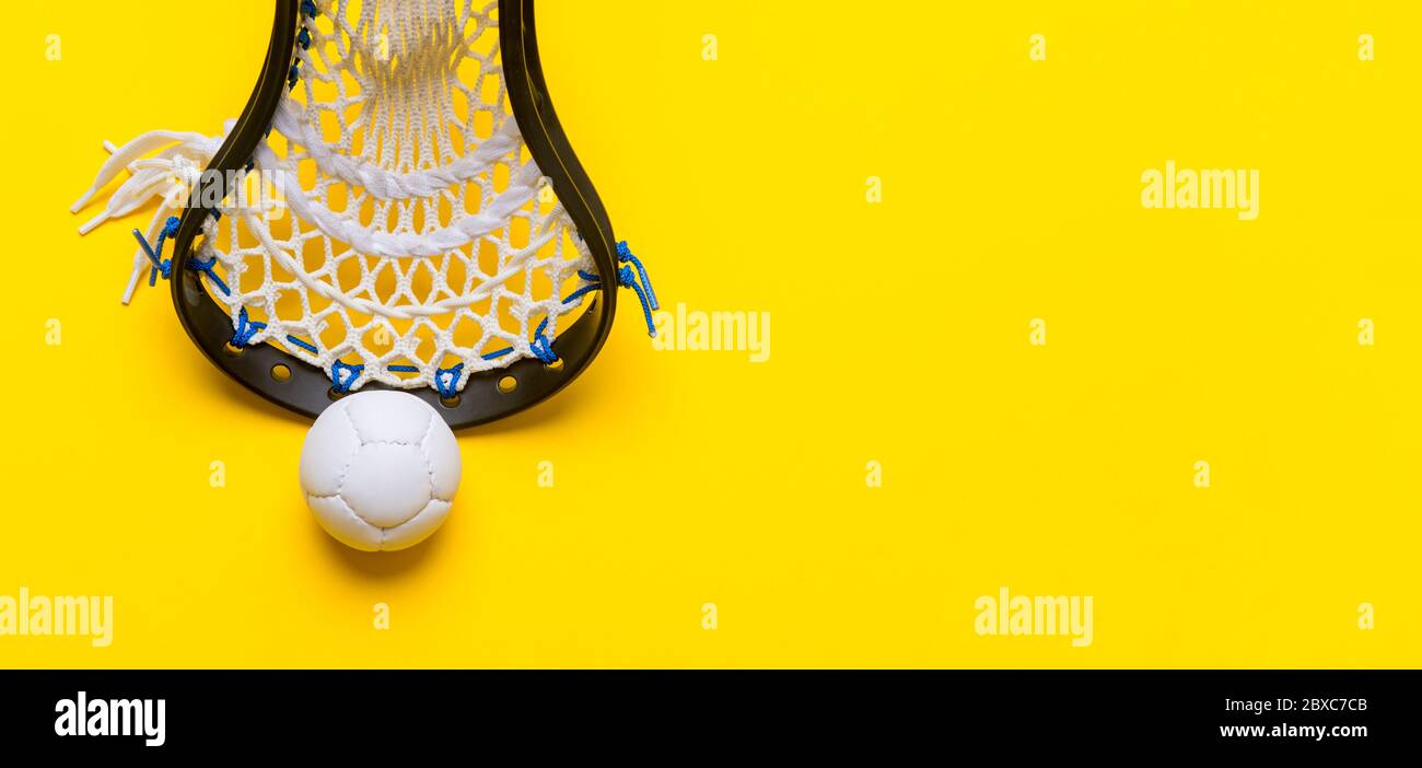 Nahaufnahme Von Lacrosse Equipment Auf Gelbem Hintergrund. Laquer ist ein Mannschaftssport Stockfoto