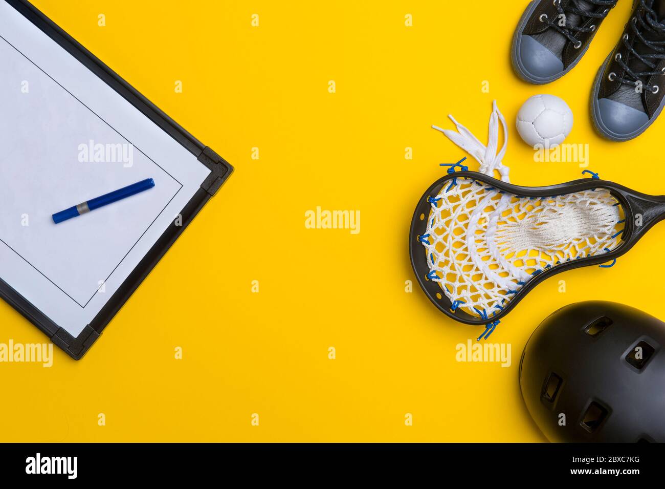 Nahaufnahme Von Lacrosse Equipment Auf Gelbem Hintergrund. Teamsport Konzept. Stockfoto