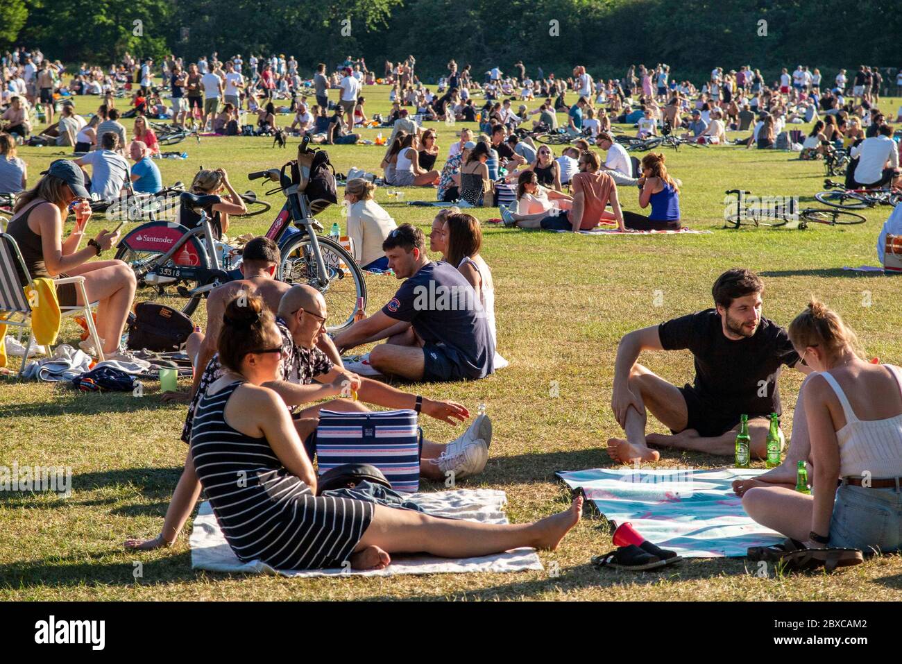 Die Menschen ignorieren die Regeln der sozialen Distanzierung während der Sperrung im Mai 2020 während der Coronavirus-Pandemie Stockfoto