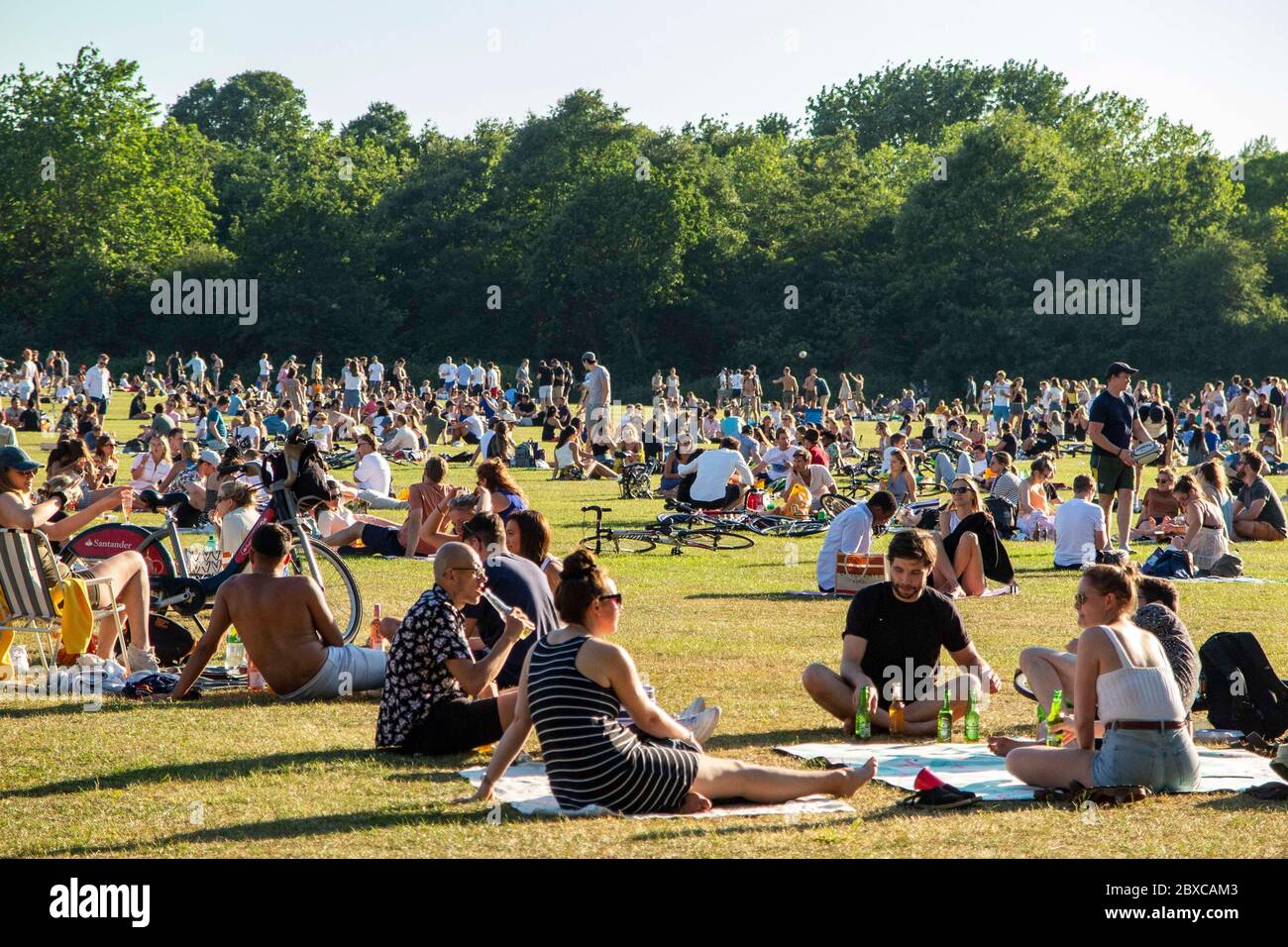 Die Menschen ignorieren die Regeln der sozialen Distanzierung während der Sperrung im Mai 2020 während der Coronavirus-Pandemie Stockfoto