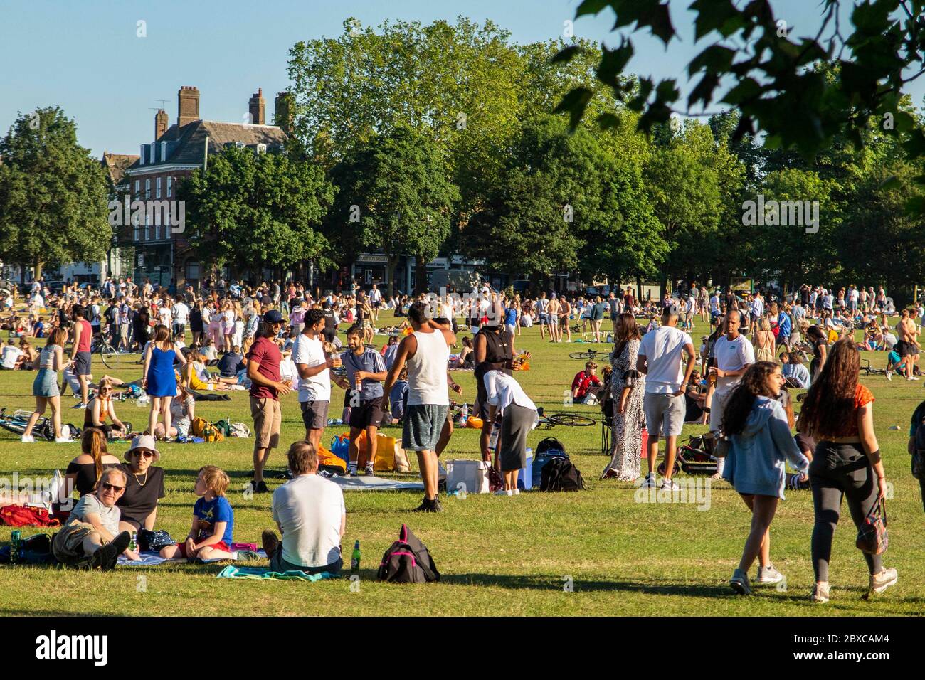 Die Menschen ignorieren die Regeln der sozialen Distanzierung während der Sperrung im Mai 2020 während der Coronavirus-Pandemie Stockfoto