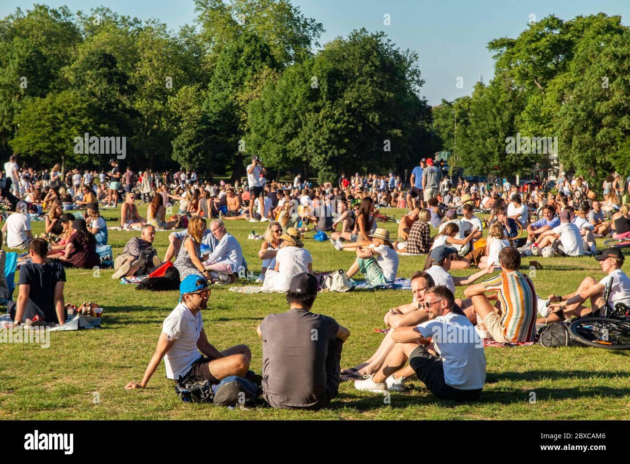 Die Menschen ignorieren die Regeln der sozialen Distanzierung während der Sperrung im Mai 2020 während der Coronavirus-Pandemie Stockfoto