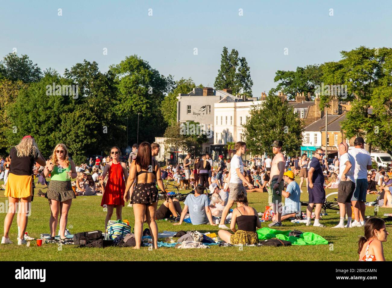 Die Menschen ignorieren die Regeln der sozialen Distanzierung während der Sperrung im Mai 2020 während der Coronavirus-Pandemie Stockfoto