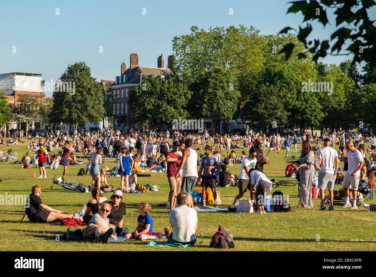 Die Menschen ignorieren die Regeln der sozialen Distanzierung während der Sperrung im Mai 2020 während der Coronavirus-Pandemie Stockfoto