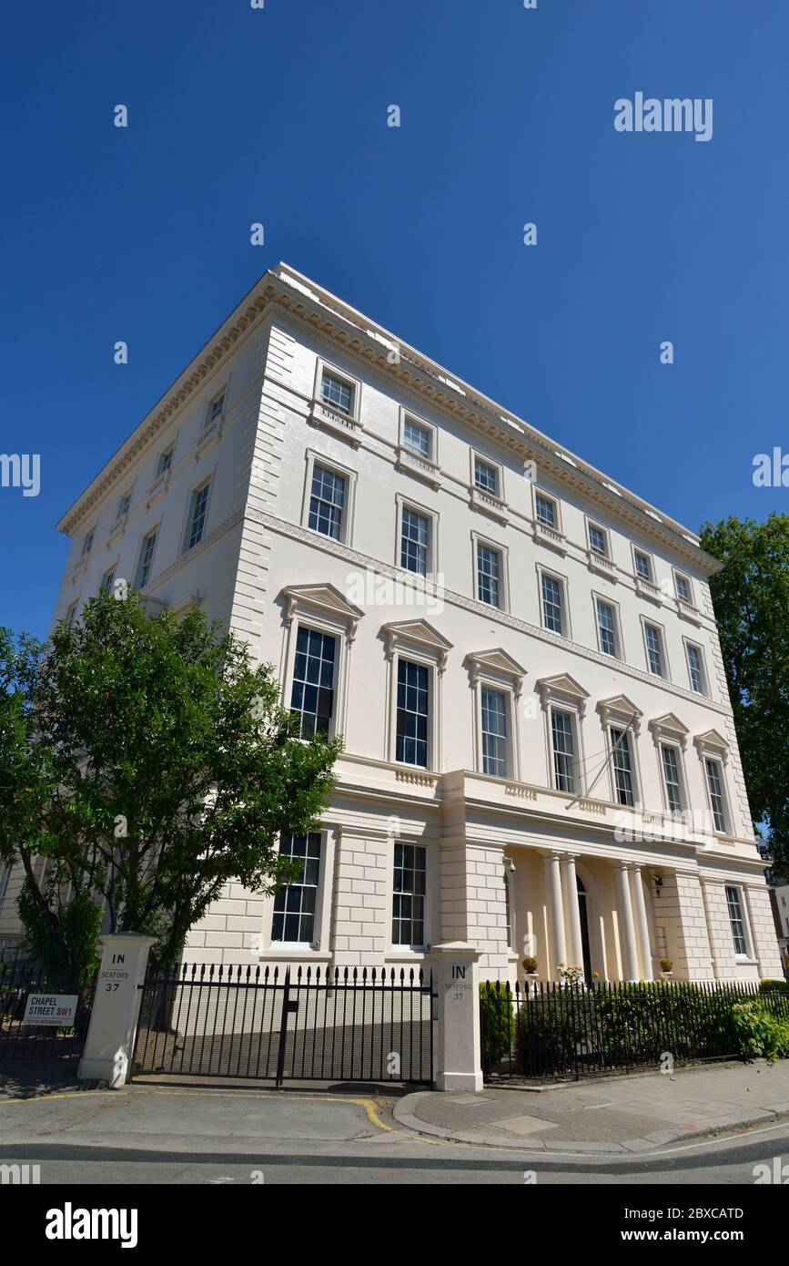 Seaford House, herrliches aristokratisches Herrenhaus mit weißem Stuck, Belgrave Square, Upper Belgrave Street, London, Großbritannien Stockfoto