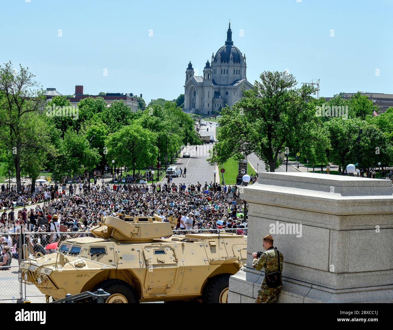 Minnesota National Guardsman stehen Wache vor dem Minnesota State Capitol Gebäude nach Tagen von Protesten und Unruhen über den Tod von George Floyd 2. Juni 2020 in Saint Paul, Minnesota. Floyd wurde zu Tode durch die Polizei in Minneapolis, was zu Protesten, die über die Nation fegen, erstickt. Stockfoto