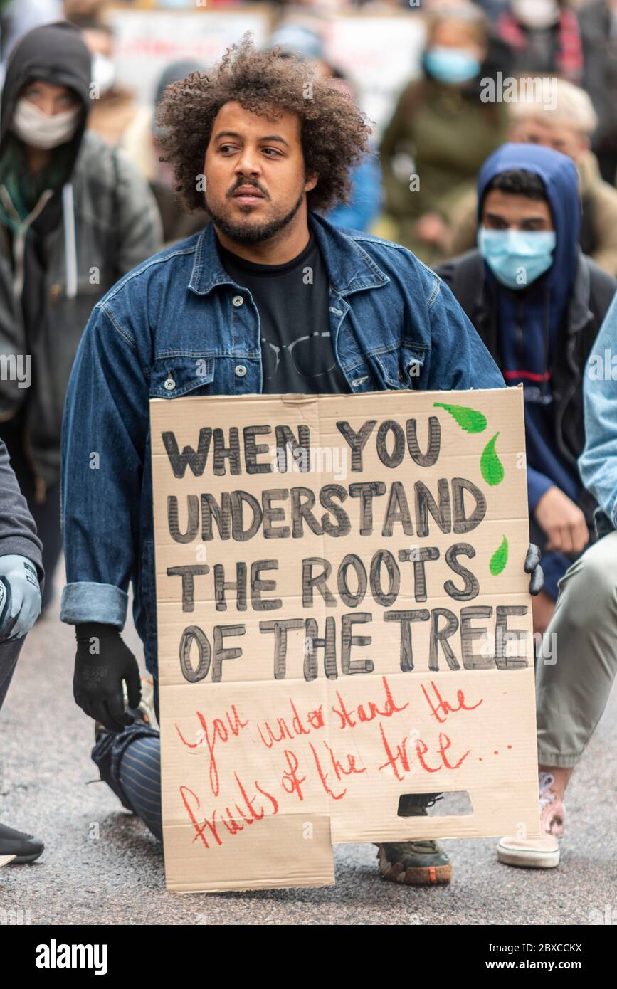 Schwarze Leben sind wichtig Anti-Rassismus Protestdemonstration in Southend on Sea, Essex, Großbritannien. Plakat. Wenn Sie die Wurzeln des Baumes verstehen, Früchte Stockfoto
