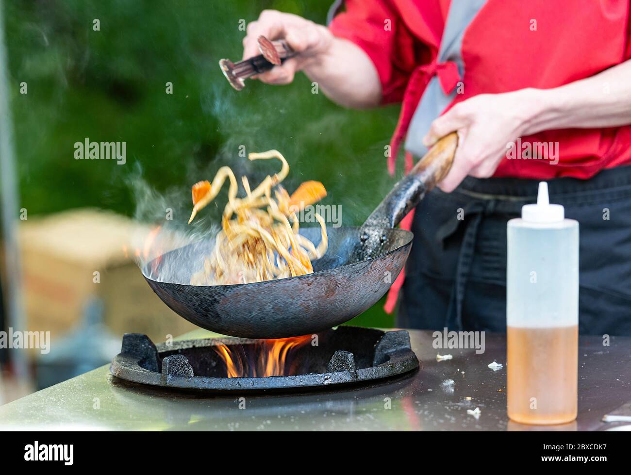 Bratpfanne auf Feuer. Street Food Kochen Stockfoto