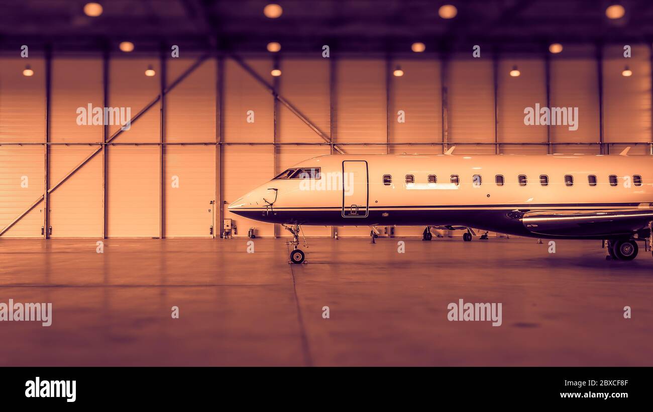 Privater Jet im Hangar Stockfoto