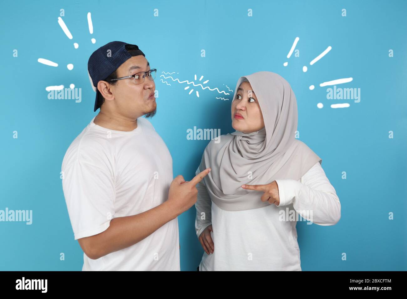 Portrait von Asian muslim Paar Mann und Frau kämpfen, streiten sich gegenseitig, schlechte Beziehung in Ehe Konzept Stockfoto