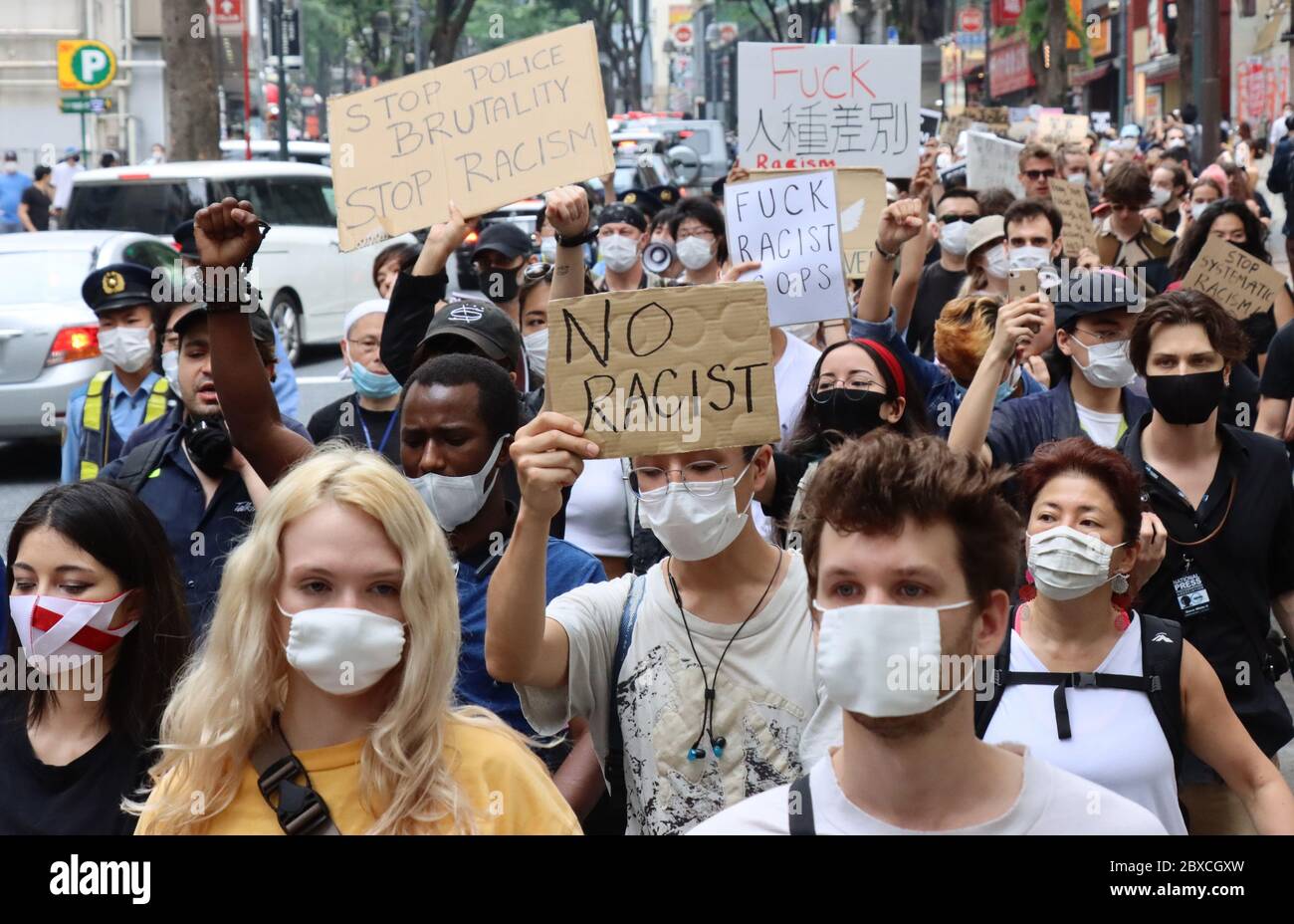 Tokio, Japan. Juni 2020. Protestierende, die Karten heben, marschieren am Samstag, den 6. Juni 2020 durch Tokyos Shibuya-Bezirk gegen Rassismus und Gewalt durch die Polizei. Einige Hunderte von Menschen versammeln sich, weil Schwarze Leben wichtig sind, da der schwarze Mann George Floyd von der Polizei in Minneapolis getötet wurde und die Polizei Gewalt gegen den kurdischen Mann in Shibuya hat. Kredit: Yoshio Tsunoda/AFLO/Alamy Live News Stockfoto