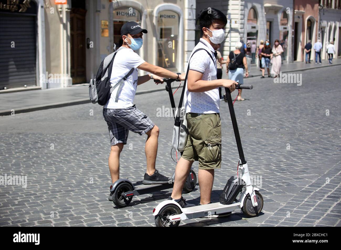 Roma, Italien. Juni 2020. Roma 6 giugno 2020: Il sindaco di Roma Virginia Raggi einhändigen in Piazza di Spagna sotto la scalinata di trinità dei Monti, il nuovo sistema di mobilità sostenibile in monopattino della DOTT in modalità sharing, la flotta di monopattini arriva sino ai 1000 pezzi a Roma Kredit: Independent Photo Agency/Alamy Live News Stockfoto