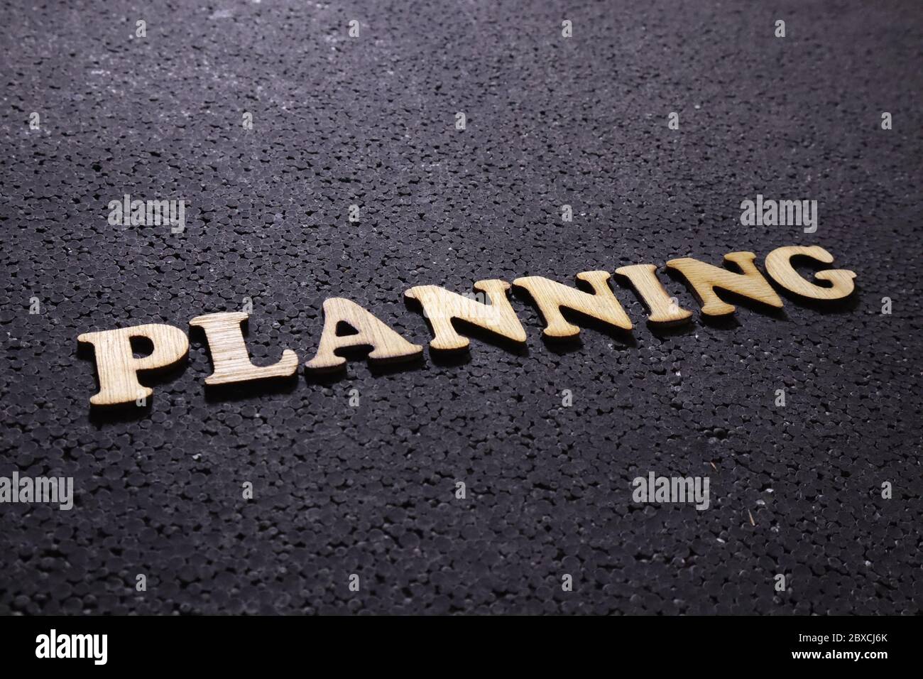 Planung, Business motivational inspirierende Zitate, Holzwörter Typografie Schriftzug Konzept auf schwarzem Hintergrund Stockfoto
