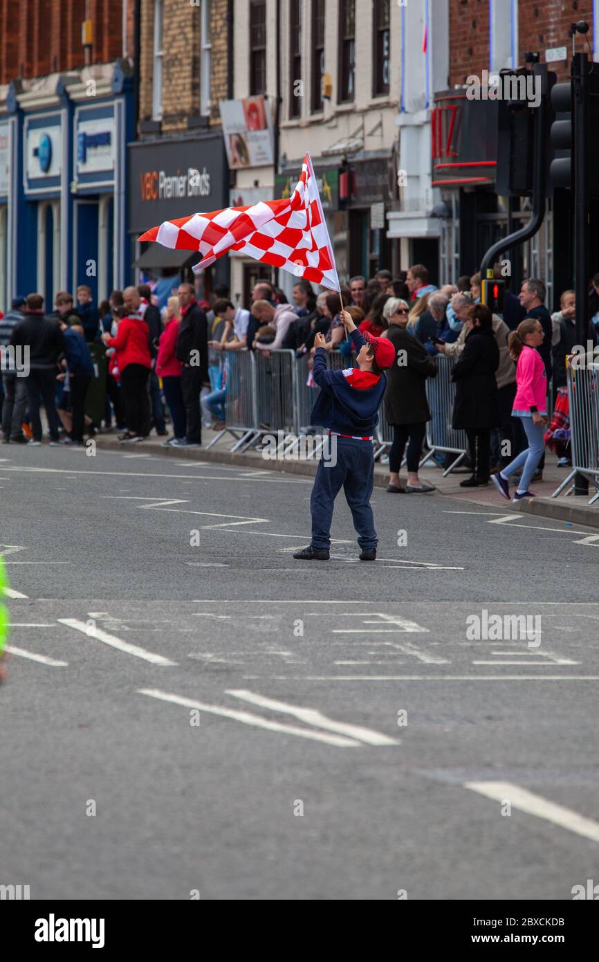 2018/19 Lincoln City Bus Tour, Promotion Bus Tour 2019, Imps A one thousands säumten die Straßen, Feier, imp-resive Lincoln City., Lincoln FC. Stockfoto