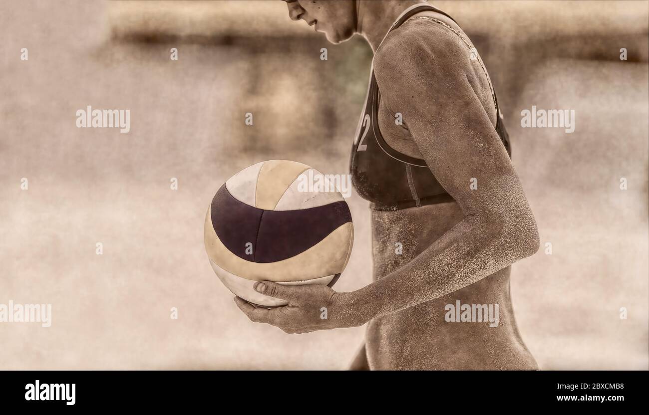 Eine weibliche Beach Volleyball Spieler geht für einen anderen Punkt zurück Stockfoto