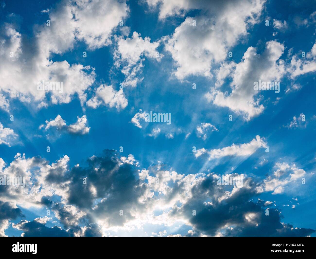 Dramatischer Himmel mit Wolken, die Sonnenlicht streamen Stockfoto