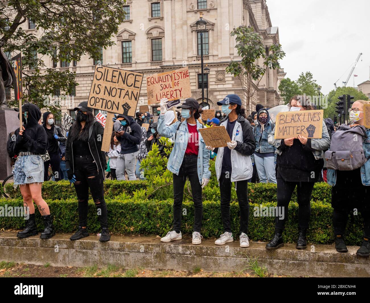 London. GROSSBRITANNIEN. Juni 2020. Demonstranten während der Black Lives Angelegenheit auf dem Parliament Square. Stockfoto