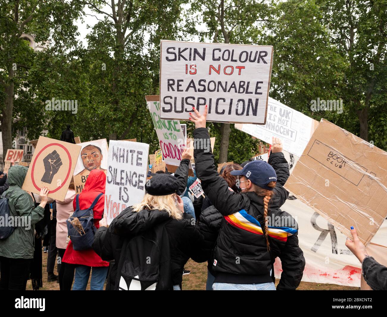 London. GROSSBRITANNIEN. Juni 2020. Demonstranten während der Black Lives Angelegenheit auf dem Parliament Square. Stockfoto