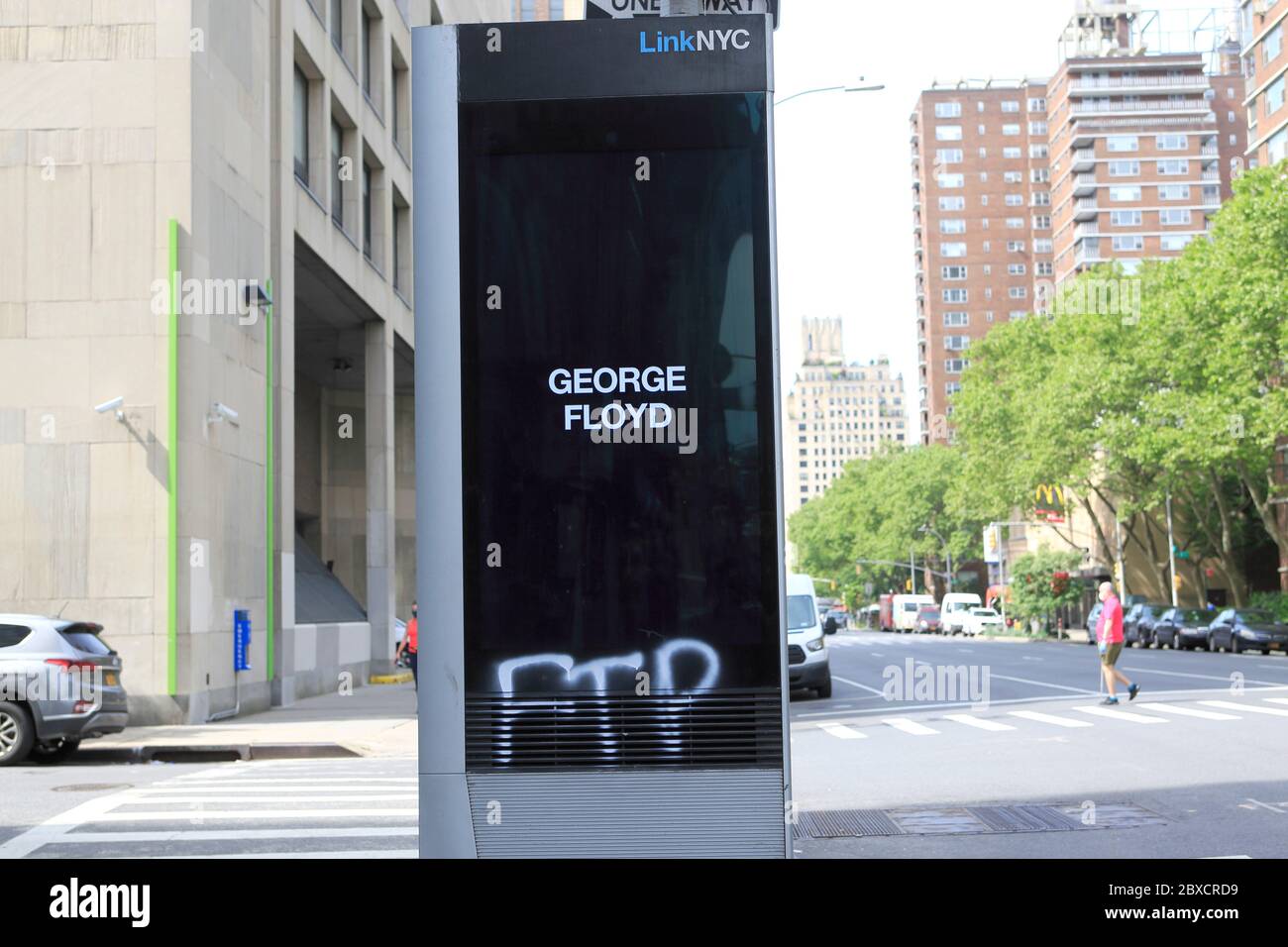 LinkNYC Gratis-WLAN-Kiosk in Manhattan mit Anti-Polizei-Graffiti zeigt den Namen von George Floyd. LinkNYC Kiosks haben die Namen von Männern und Frauen, die ihr Leben wegen der Polizeibrutalität verloren haben, während landesweite Proteste ausgelöst durch den Mord an George Floyd in den USA stattfinden 2020. Juni New York City Stockfoto