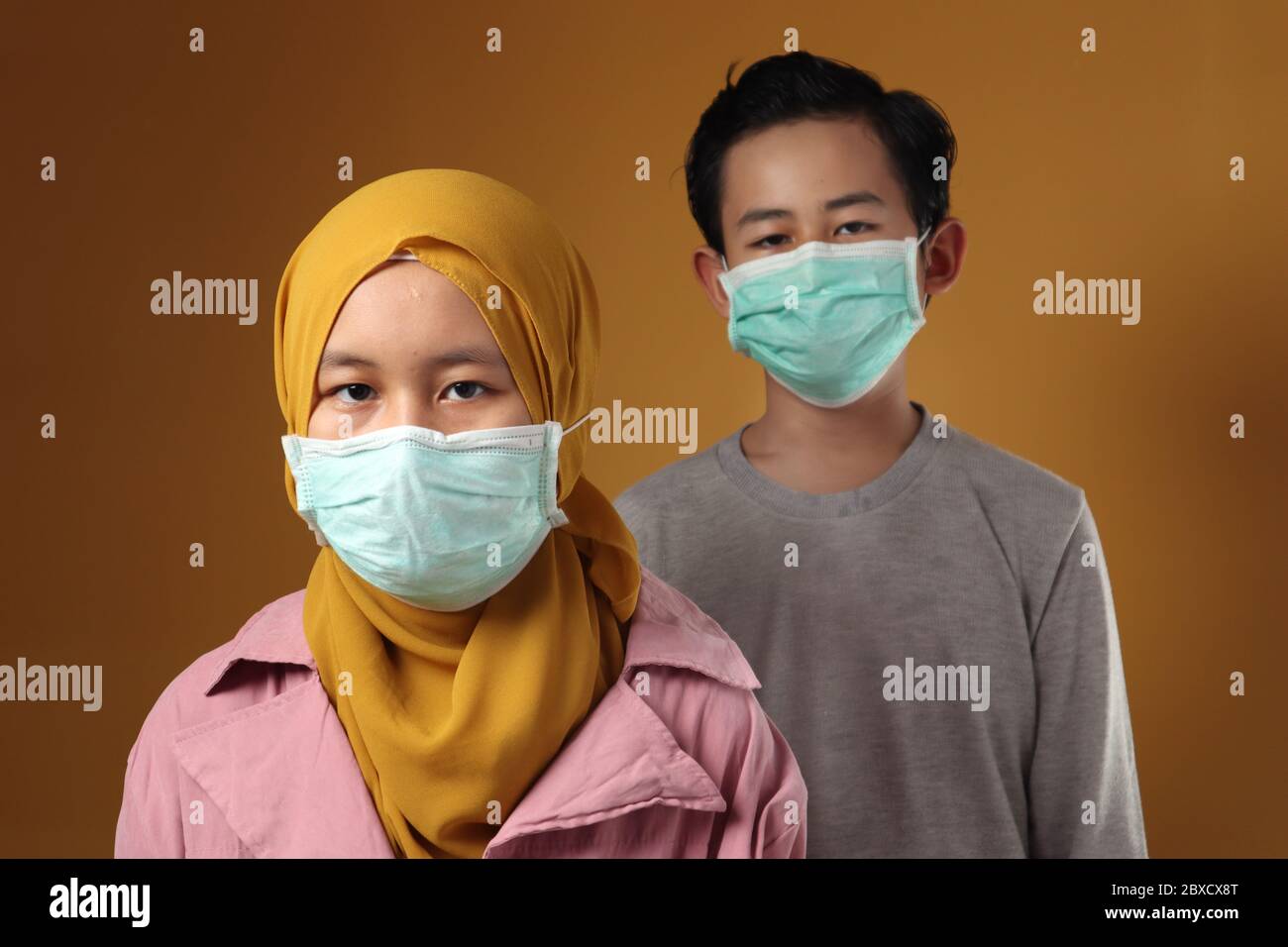 Junge und Mädchen, muslimische Bruder und Schwester tragen medizinische Maske, um covid Coronavirus-Infektion zu verhindern, soziale Distanzierung Stockfoto