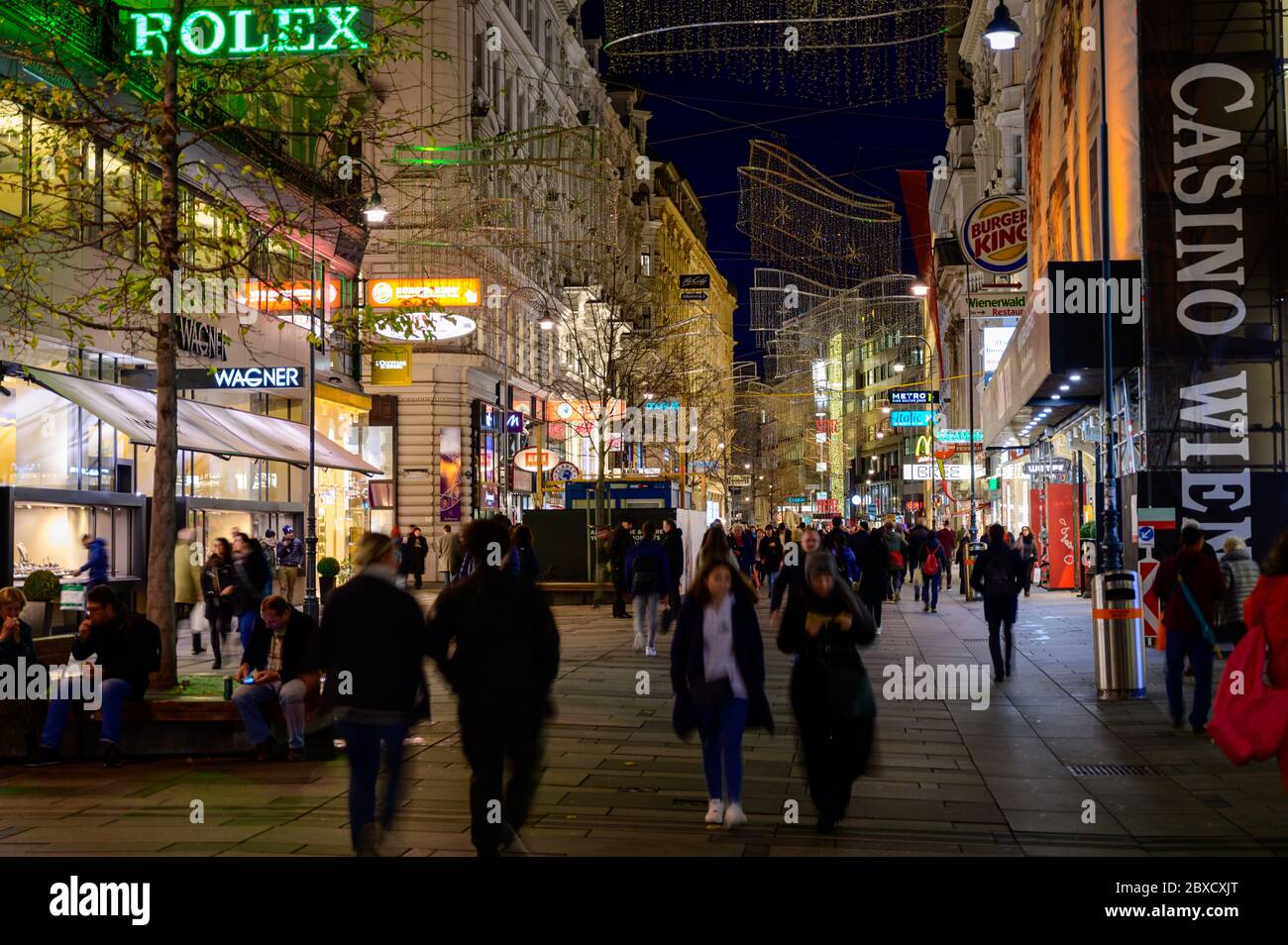 Abends eine belebte Einkaufsstraße in Wien. Stockfoto