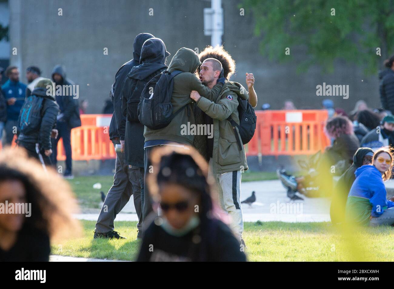 MANCHESTER, GROSSBRITANNIEN. Am 6. Juni sind die Emotionen während des Black Lives Matter Protests in den Piccadilly Gardens in Manchester hoch. Die Massendemonstration ging weiter, trotz der Besorgnis über soziale Distanz und einer angeblich steigenden R-Zahl im Nordwesten. Samstag, 6. Juni 2020 (Quelle: Pat Scaasi) Quelle: MI News & Sport /Alamy Live News Stockfoto