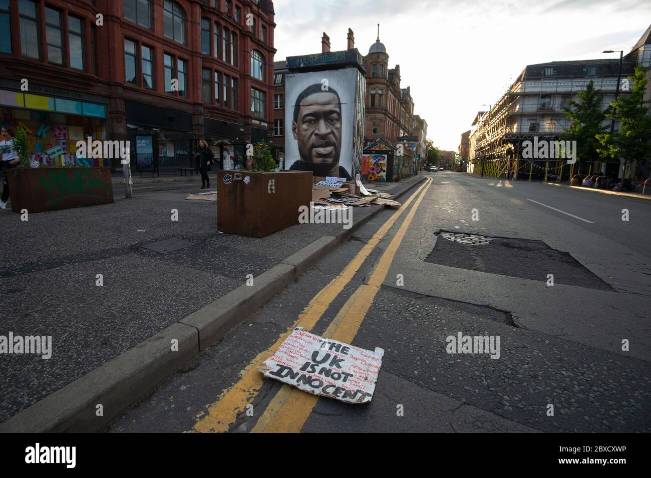 MANCHESTER, GROSSBRITANNIEN. 6. Juni Plakate der Black Lives Matter-Demonstration in Manchester liegen neben einem Wandgemälde von George Floyd des Straßenkünstlers Akse auf dem Stevenson Square im Northern Quarter. Die Massendemonstration ging weiter, trotz der Besorgnis über soziale Distanz und einer angeblich steigenden R-Zahl im Nordwesten. Samstag, 6. Juni 2020 (Quelle: Pat Scaasi) Quelle: MI News & Sport /Alamy Live News Stockfoto