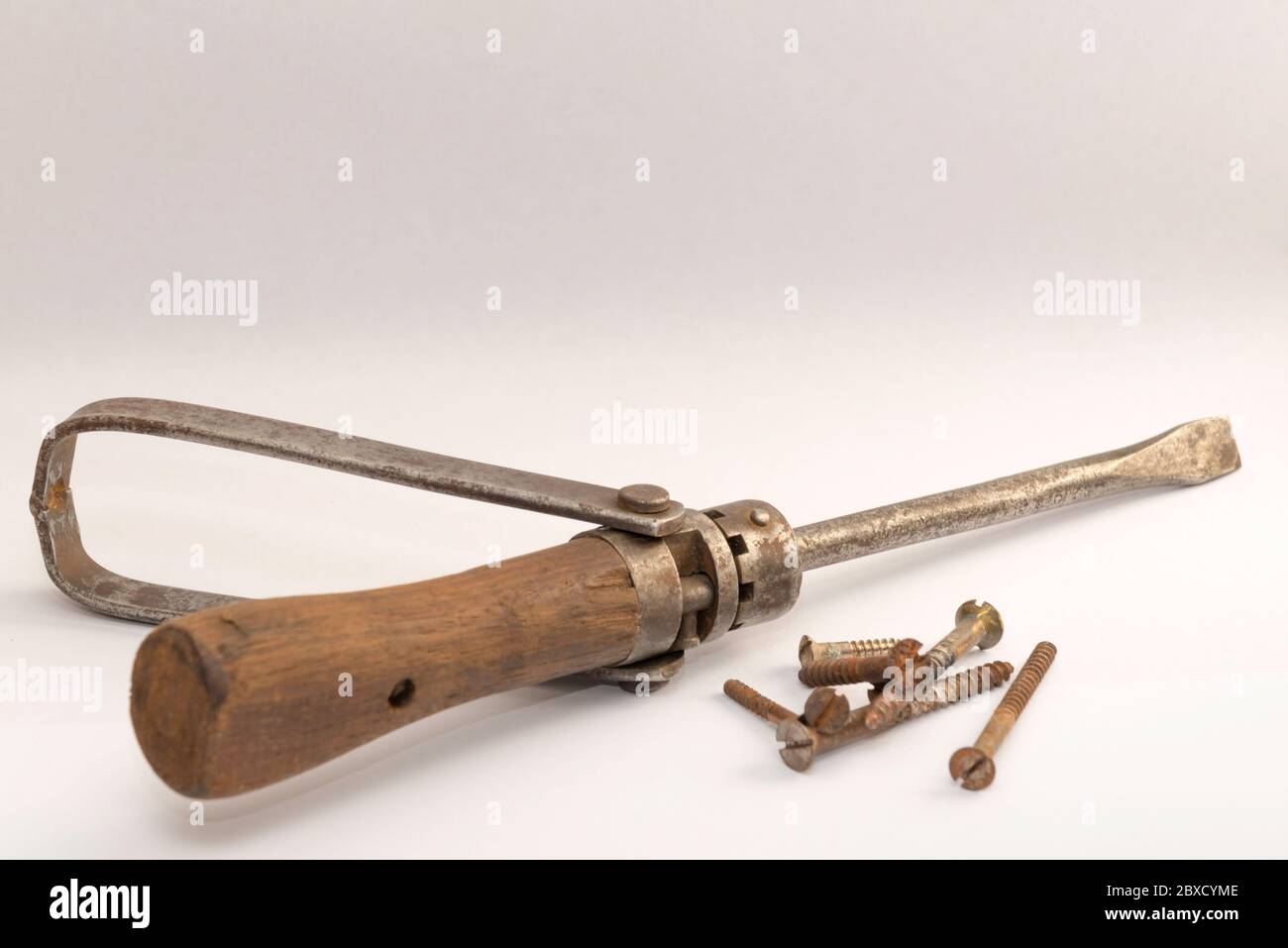 Eine seltene antike Holzgriff Waltrecord Ratsche, Klingenschrauber, 1891 in  Deutschland patentiert und eine Gusseisen  Miniatur-Handschraubenfeder-Klemme Stockfotografie - Alamy