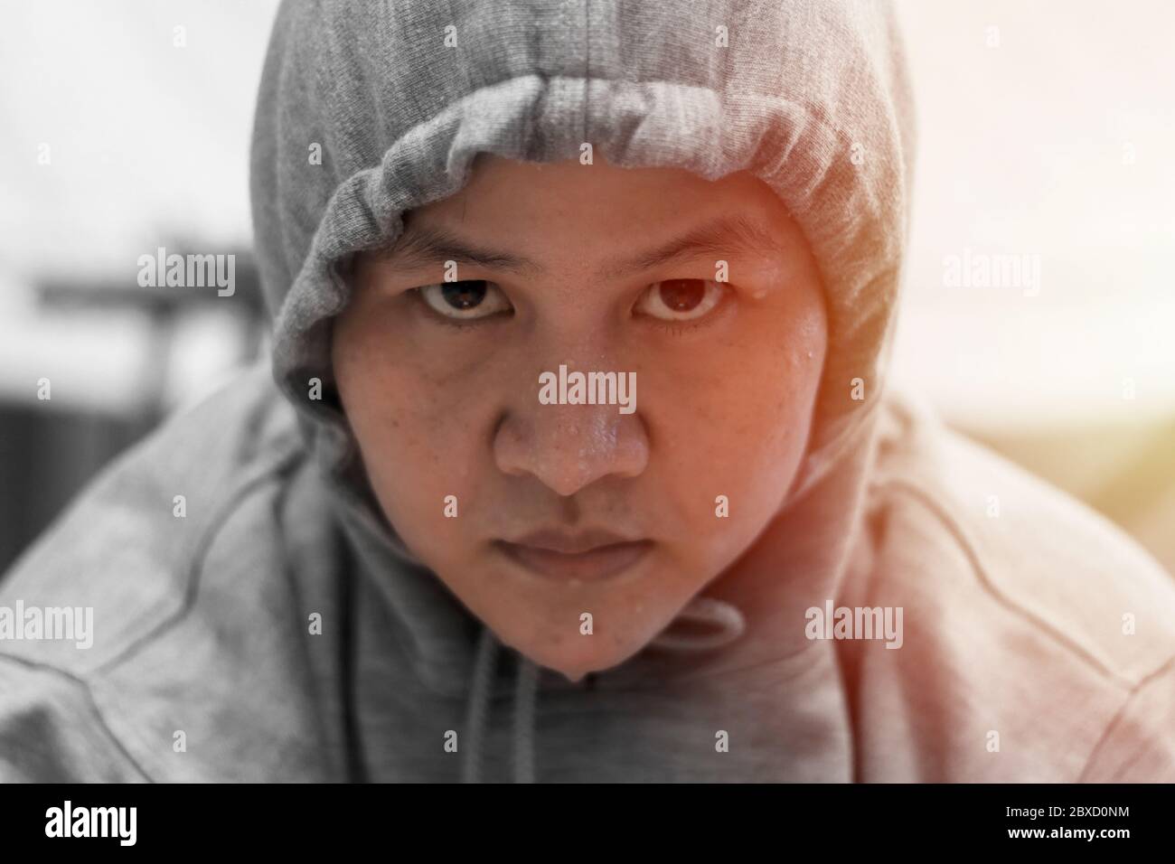 Nahaufnahme Porträt der asiatischen Frau Gesicht, wenn Sie harte Training zu Hause, intensiven Blick in die Augen mit Schweiß auf ihrem Gesicht, müde Frau zu tun Cardio e Stockfoto