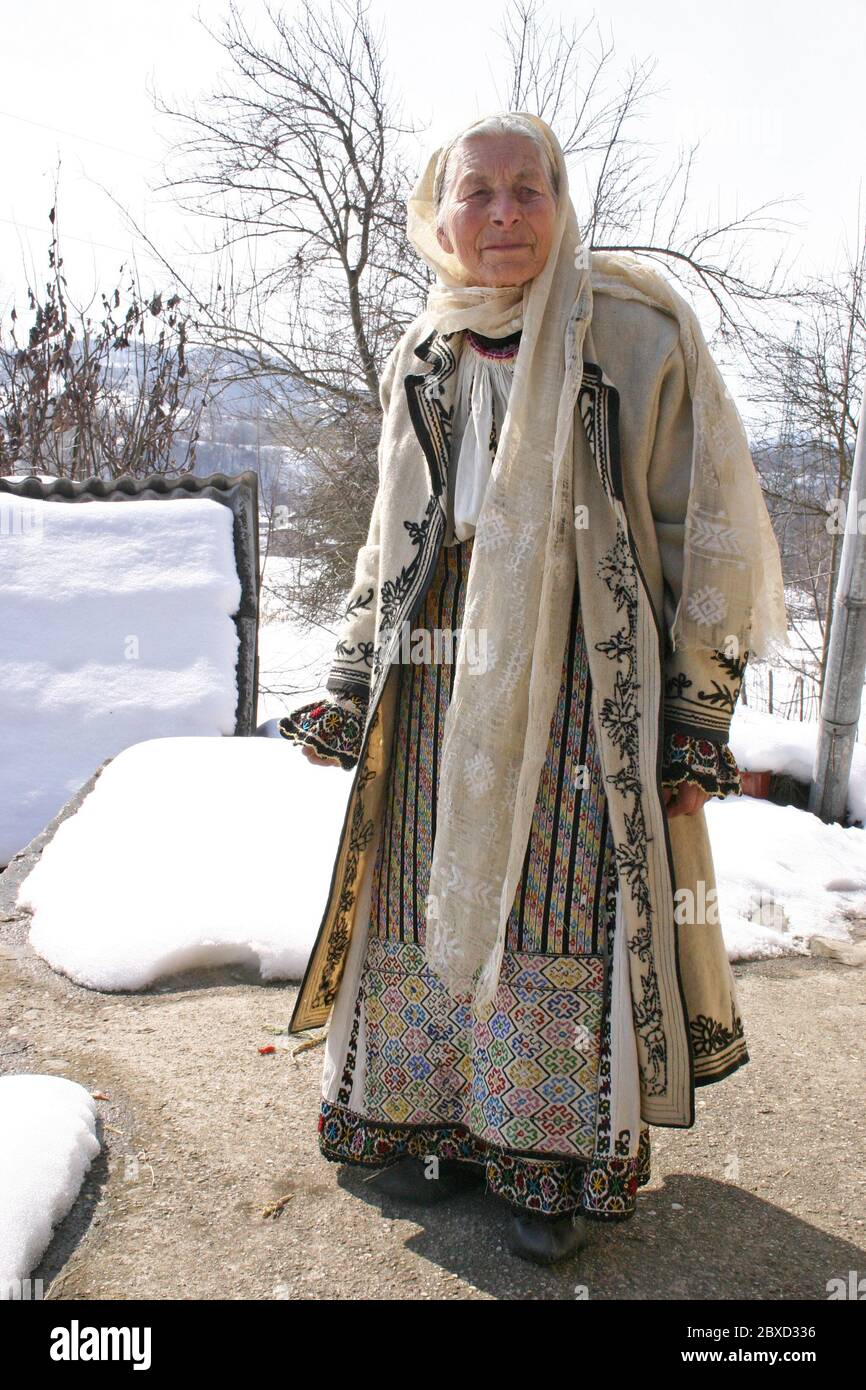 Frau mit authentischen traditionellen handgefertigten Kleidung aus Valcea County, Rumänien. Stockfoto