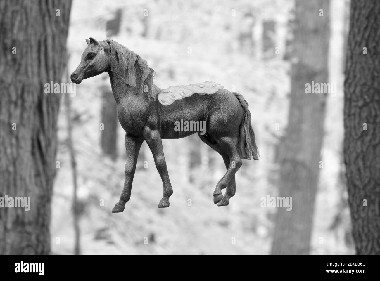 Spielzeug Pferd schwimmt in der Luft. Stockfoto