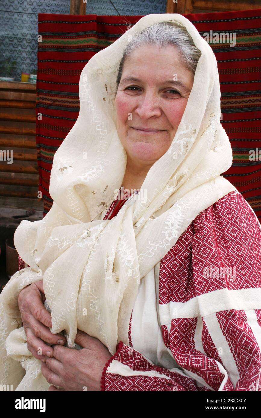Frau mit authentischen traditionellen handgefertigten Kostüm aus Valcea County, Rumänien. Stockfoto