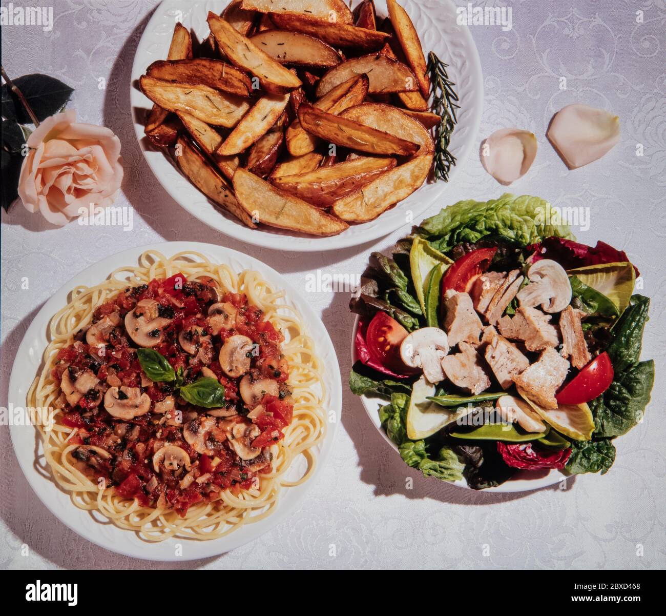Spaghetti mit Kartoffeln und Salat zum Abendessen Stockfoto