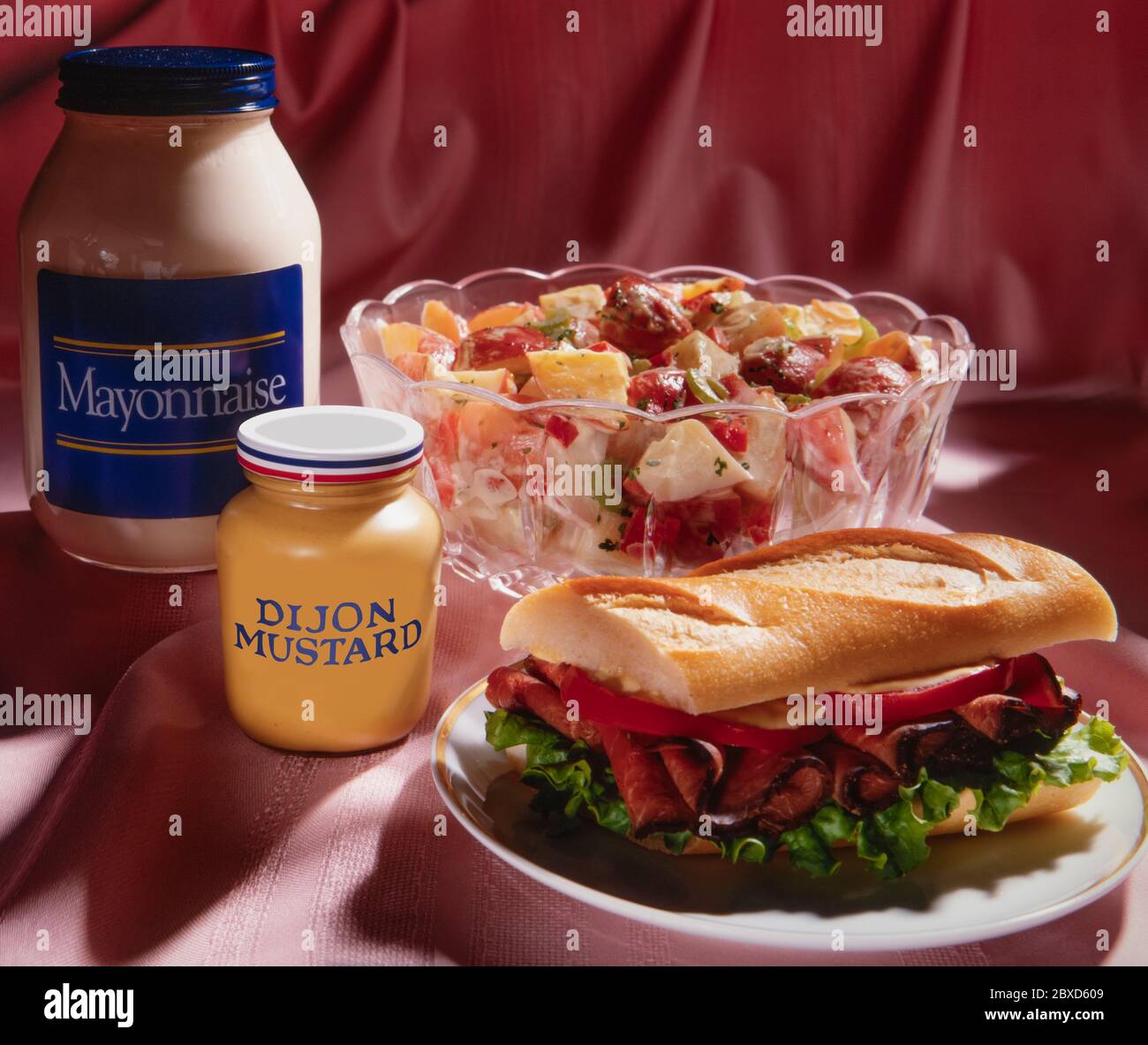 Gebratenes Rindfleisch-Sandwich und Kartoffelsalat Stockfoto