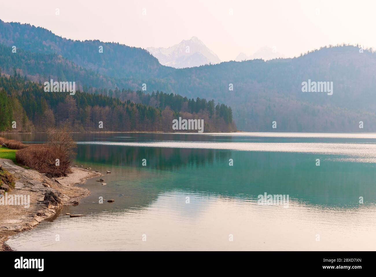 Blick auf den Alpsee in der Nähe der Stadt Füssen im Ostallgauer Ortsteil. Bayern. Deutschland Stockfoto