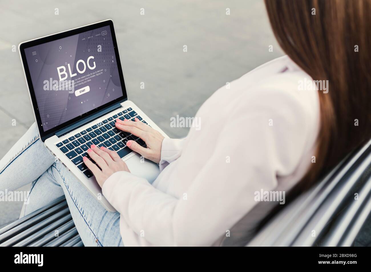 Social Media Influencer oder Blogger Erstellen neuer Inhalte im Freien, Collage Stockfoto