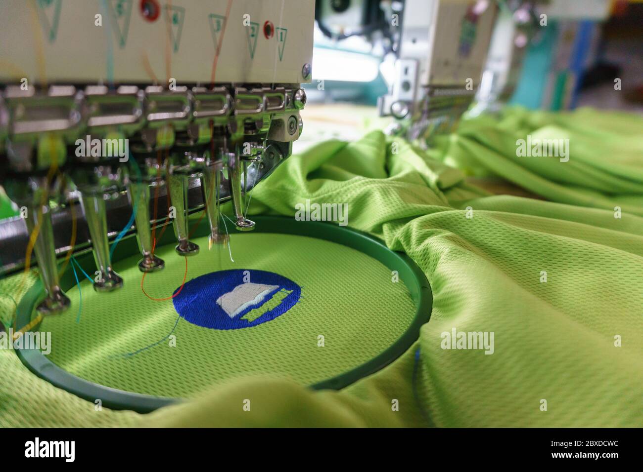Stickmaschine Nadel in der Textilindustrie bei Bekleidungshersteller,  Stickerei T-Shirt in Arbeit, Stickerei Nadel, Nadel mit Faden (auswählen  Stockfotografie - Alamy