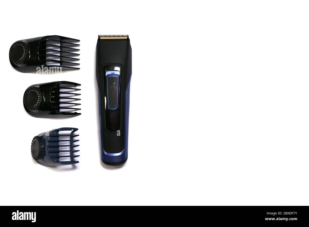 Eine Haarschneide-Maschine und drei Düsen, Seite an Seite auf weißem Hintergrund. Stockfoto