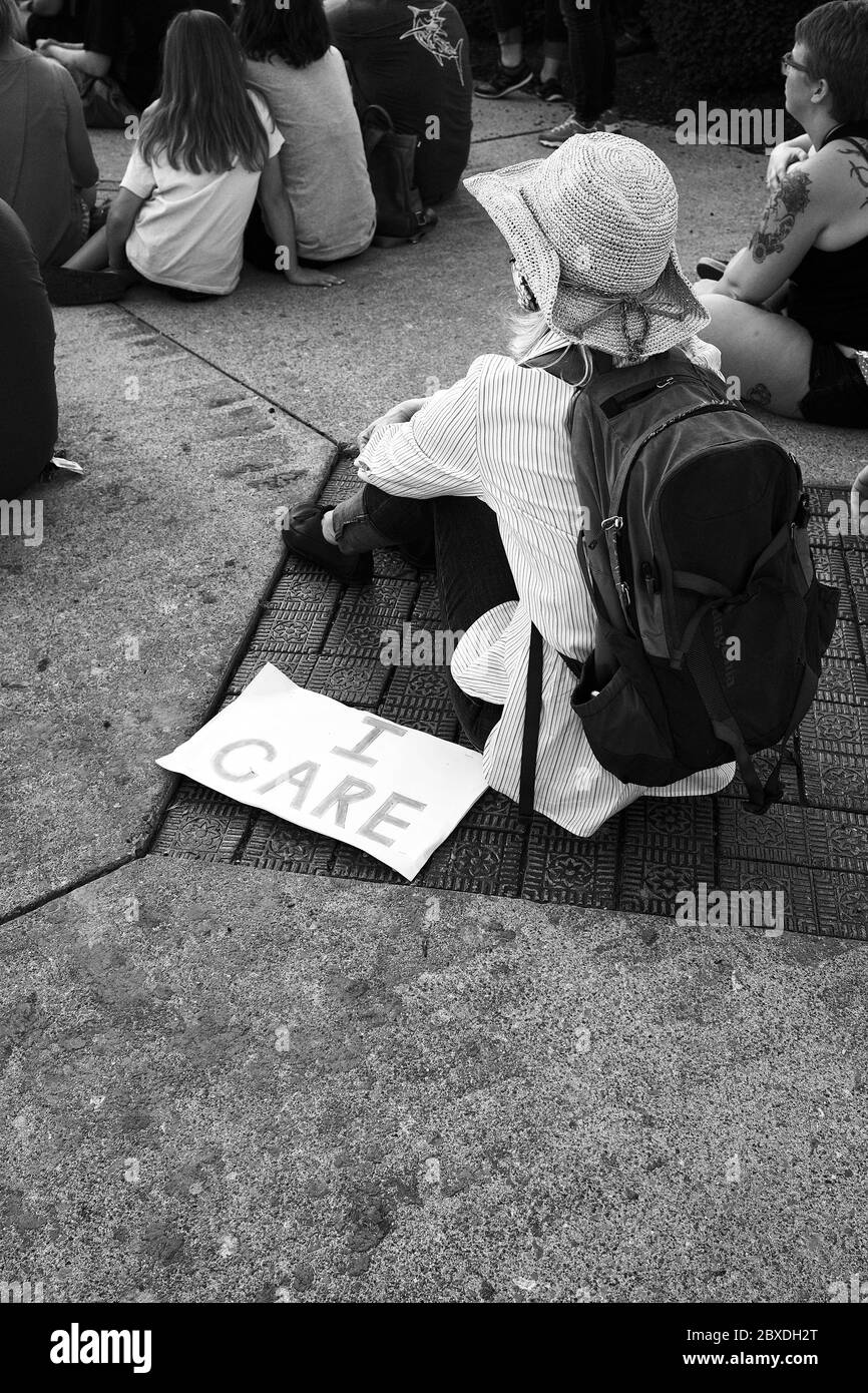 Eine Frau, die bei einem Black Lives Matter Protest in Hillsboro Ohio sitzt Stockfoto