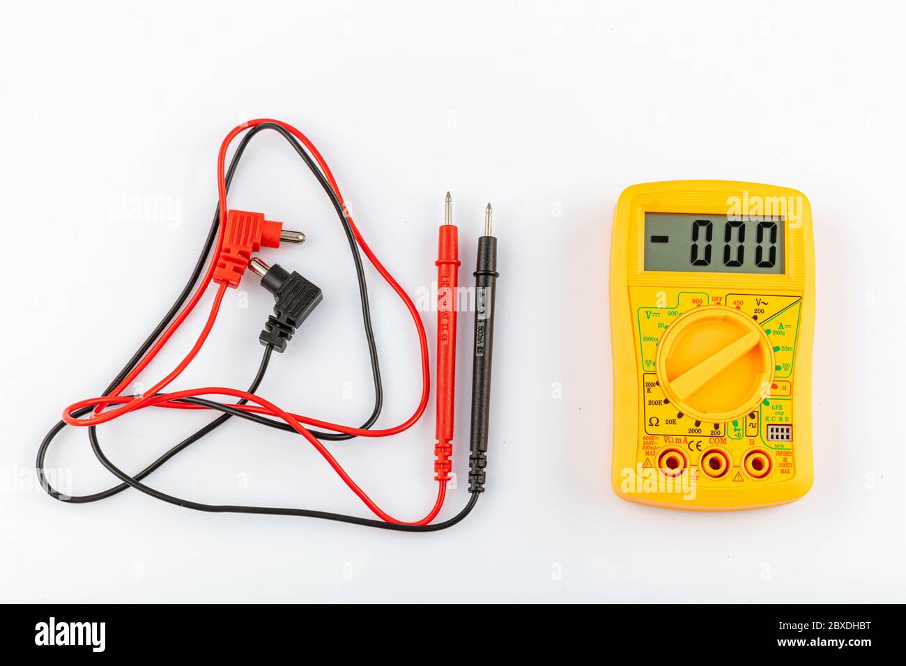 Digitales gelbes Multimeter-Messgerät isoliert, um den Widerstand auf  weißem Hintergrund zu prüfen. Multimeter zur Messung von Spannung, Strom  und Widerstand Stockfotografie - Alamy