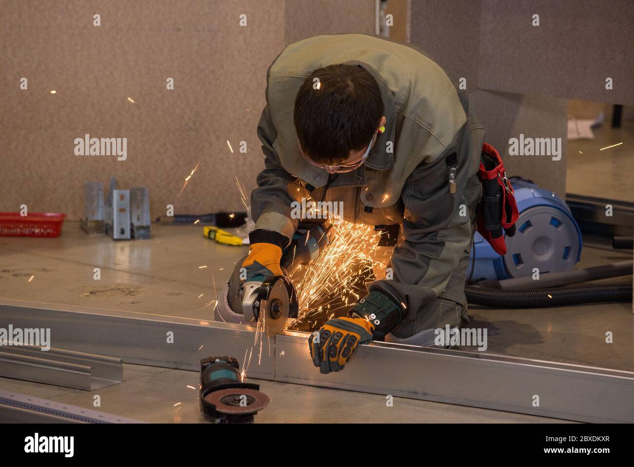 Schöne gelbe Funken aus der Drehung und Schneiden von Metall von Hand Grinder als Hintergrund Stockfoto