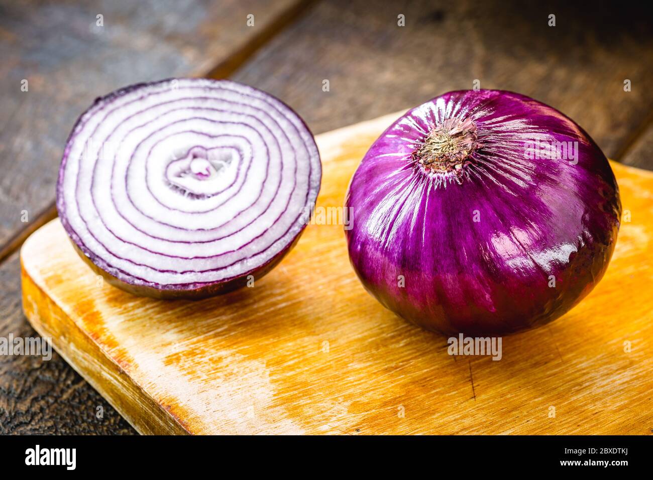 Rote Zwiebel aus brasilien, Gemüse reich an Anthocyan, starke Antioxidans, die freie Radikale zu bekämpfen hilft. Gesunde Lebensmittel in rustikaler Küche. Stockfoto