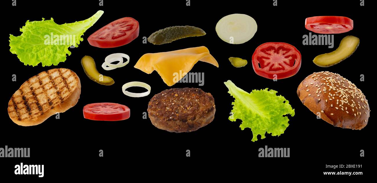 Flying Burger Zutaten auf schwarzem Hintergrund isoliert. Food Levitation Konzept. Fast Food-Produkte Stockfoto