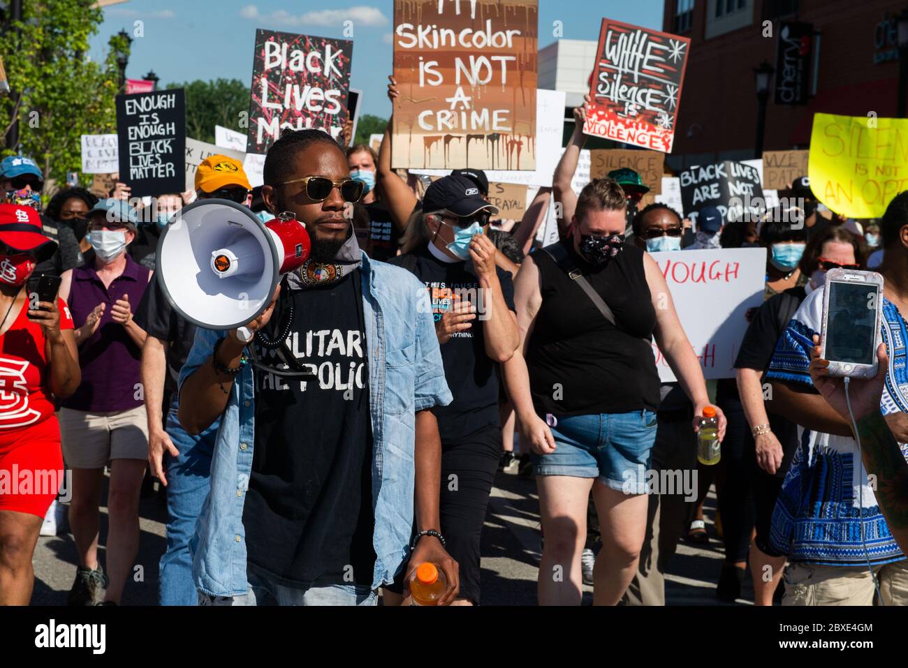 St. Charles, Missouri, USA. Juni 2020. Der Repräsentant des Missouri-Hauses Rasheen Aldridge führt Bürgerrechtler durch die Straßen von St. Charles, Missouri. Kredit: James Cooper/ZUMA Wire/Alamy Live News Stockfoto