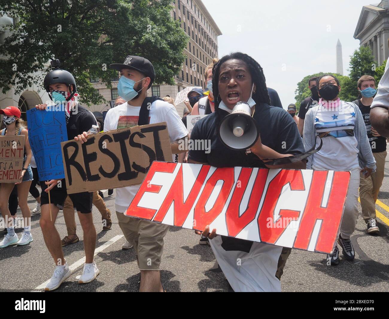 Washington, District of Columbia, USA. Juni 2020. Demonstranten marschieren friedlich durch die Straßen von Washington, DC und ändern Parolen wie "Schwarze Leben zählen" und "Say their Name. Kredit: Sue Dorfman/ZUMA Wire/Alamy Live News Stockfoto