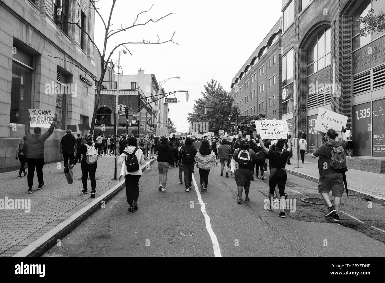 Hoboken, New Jersey / USA - 5. Juni 2020: Schwarze Leben sind wichtig friedliche Proteste in Hoboken, New Jersey, um sich gegen Anti-Rassismus, Polizeibrutalität und f zu engagieren Stockfoto